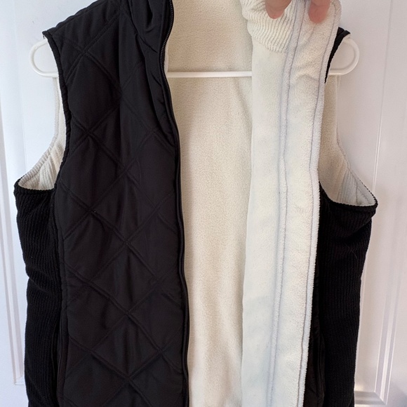 Izod Women’s Reversible Quilted Vest, Size M, Excellent Condition - Picture 8 of 9